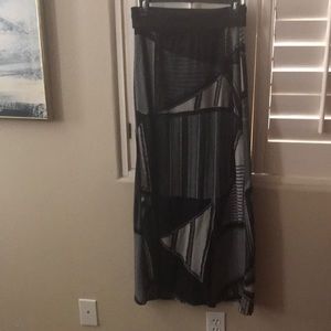 Maxi skirt geometric black and various grays.